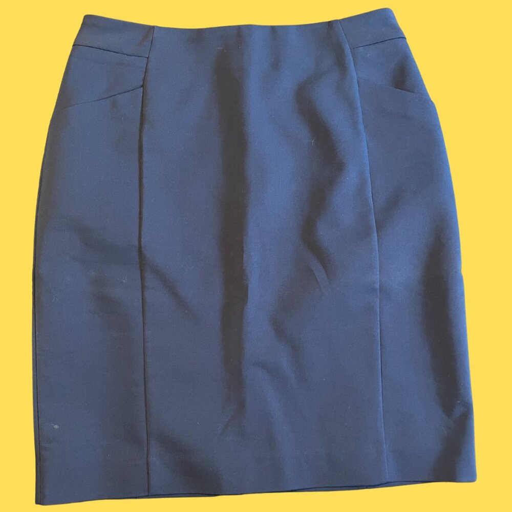 🌟 Dark Blue Women’s Skirt – Size 8 – Stylish & Functional! 🌟